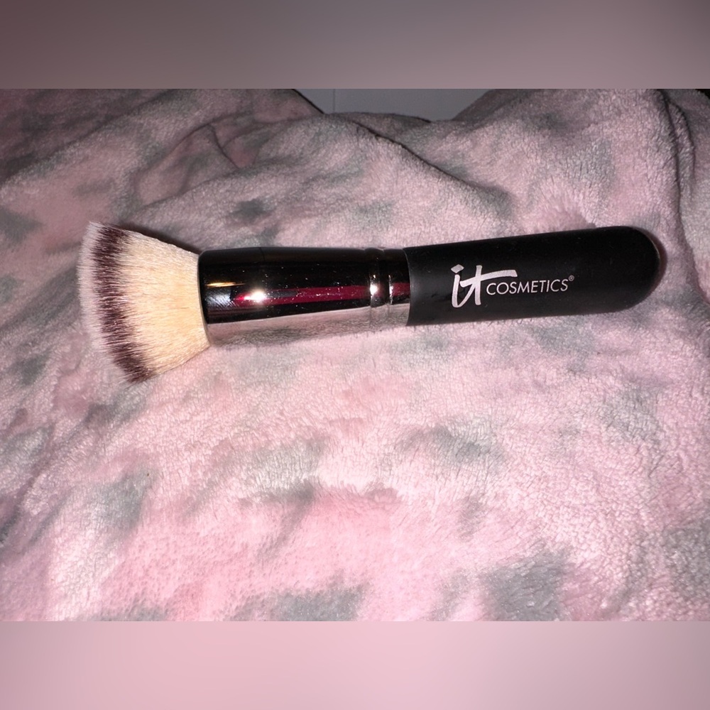 It cosmetics brush